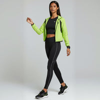 Sportlich gekleidete Frau in Deutschland trägt ein schwarzes Loopéa Apple Watch Armband – modernes Fitness-Zubehör für Training, Jogging und Alltag. Ideal für alle Apple Watch Modelle und perfekt kombinierbar mit sportlichem Streetstyle.