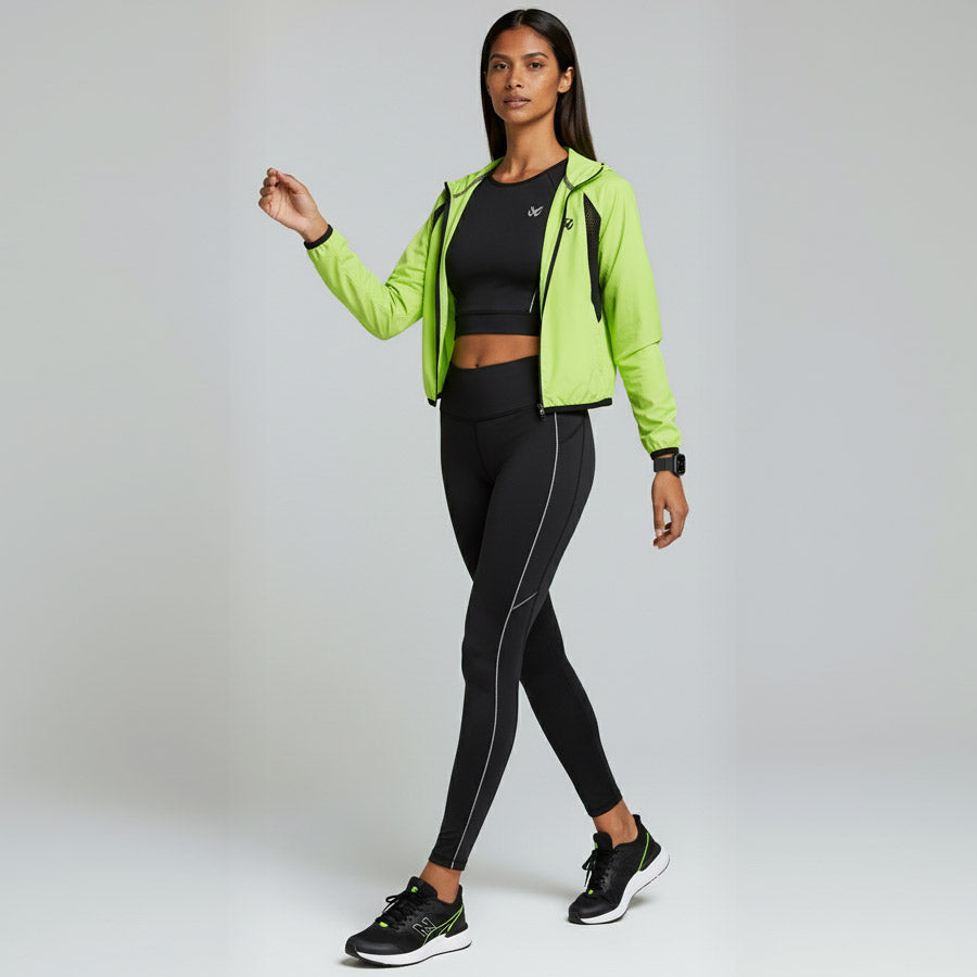 Sportlich gekleidete Frau in Deutschland trägt ein schwarzes Loopéa Apple Watch Armband – modernes Fitness-Zubehör für Training, Jogging und Alltag. Ideal für alle Apple Watch Modelle und perfekt kombinierbar mit sportlichem Streetstyle.