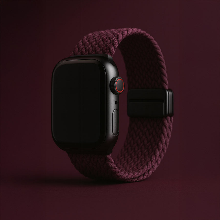 Elegantes Arqura Apple Watch Armband in Deep Crimson Cherry – gewebtes Nylon mit Magnetverschluss, präsentiert auf dunklem Hintergrund. Ideal für stilbewusste Träger:innen in Berlin, Wien oder Zürich – komfortabel, atmungsaktiv und perfekt für Alltag und Business.