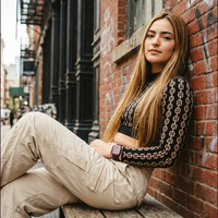 Model mit Arqura Apple Watch Armband in Deep Crimson Cherry – lässiger Streetstyle in New York mit gewebtem Nylonband und schwarzem Magnetverschluss. Ideal für modebewusste Träger:innen in Berlin, Wien oder Amsterdam.
