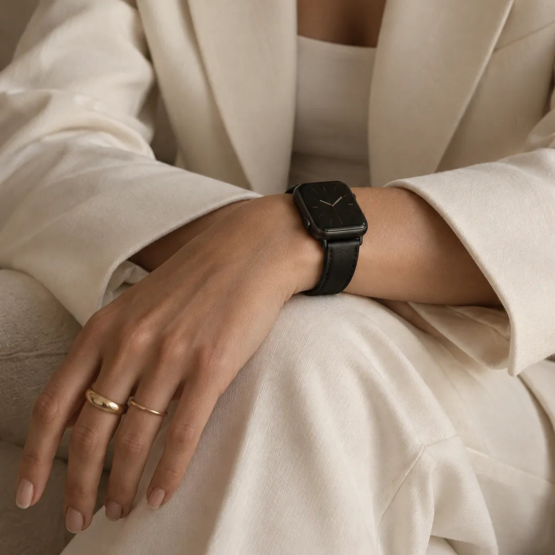 Aura Leder Apple Watch Armband in Schwarz am Handgelenk zu einem weißen Anzug