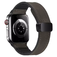 Aura Leder Apple Watch Armband in Grau mit schwarzem Magnetverschluss, Blick auf die Uhrenrückseite
