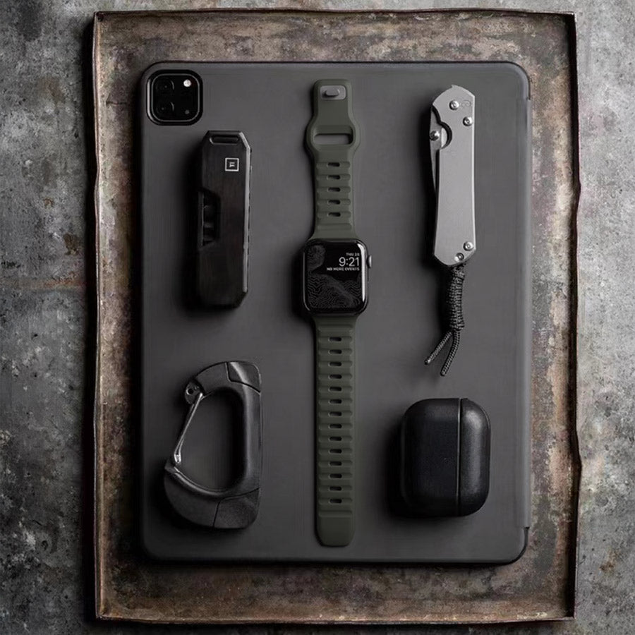 Modernes Loopéa Apple Watch Armband in Olivgrün – stilvoll präsentiert im urbanen Flatlay mit EDC-Gear. Robustes Silikon-Design für Outdoor-Fans, Abenteurer und sportliche Träger:innen in Deutschland. Kompatibel mit allen Apple Watch Modellen.