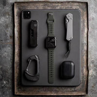 Modernes Loopéa Apple Watch Armband in Olivgrün – stilvoll präsentiert im urbanen Flatlay mit EDC-Gear. Robustes Silikon-Design für Outdoor-Fans, Abenteurer und sportliche Träger:innen in Deutschland. Kompatibel mit allen Apple Watch Modellen.