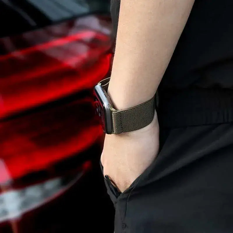 Seitenansicht einer Smartwatch mit gewebtem Nylon Armband