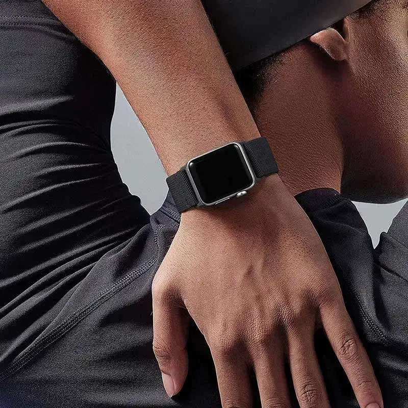 Mann trägt schwarzes Nylon Smartwatch Armband am Handgelenk