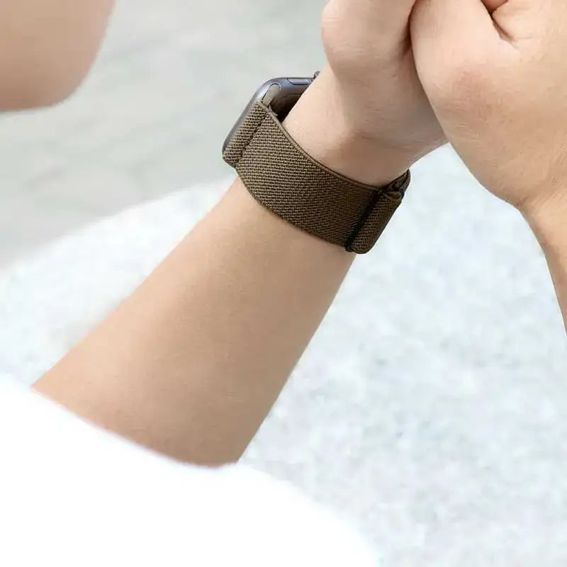 Braunes Nylon Armband für kompatible Smartwatch im getragenen Zustand