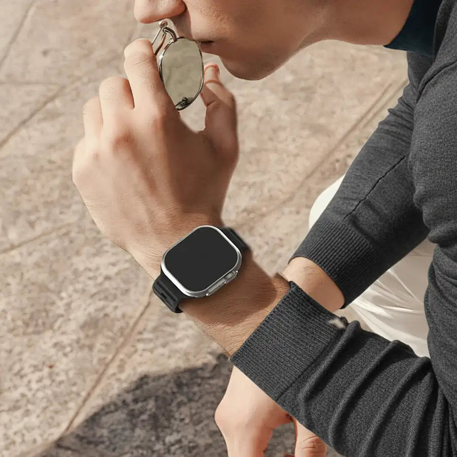Modernes Loopéa Apple Watch Armband in Schwarz am Handgelenk eines Mannes – ideal für den urbanen Alltag in Städten wie Berlin, München oder Zürich. Minimalistisches Design trifft auf robustes Flüssigsilikon – perfekt für Business, Freizeit und unterwegs.