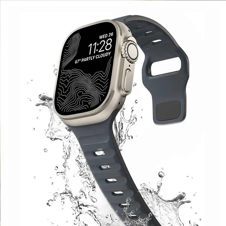 Loopéa Apple Watch Armband in Grau – stilvolle Nahaufnahme mit Wasserspritzern, die das wasserabweisende Flüssigsilikon betonen. Ideal für aktive Nutzer:innen in Deutschland, Österreich und der Schweiz – sportlich, soft und alltagstauglich.
