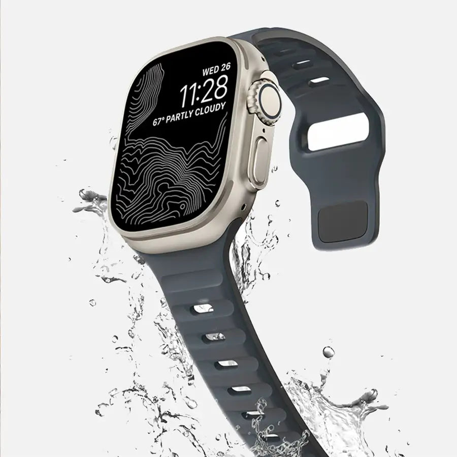 Loopéa Apple Watch Armband in Grau – stilvolle Nahaufnahme mit Wasserspritzern, die das wasserabweisende Flüssigsilikon betonen. Ideal für aktive Nutzer:innen in Deutschland, Österreich und der Schweiz – sportlich, soft und alltagstauglich.